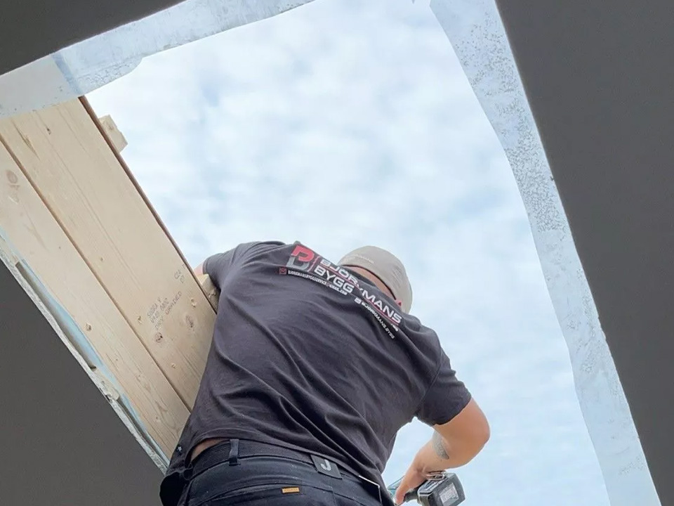 Hantverkare i Uppsala är proffs på att montera fönster
